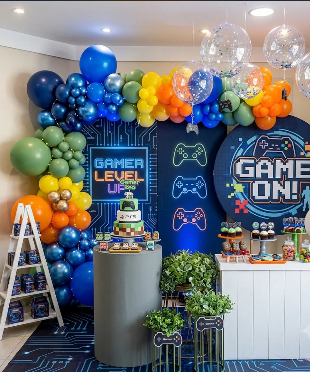 Decoração de festa gamer tema Game On com balões coloridos e painel de controles, Guarulhos SP